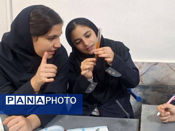 اجرای آزمایش‌های جذاب توسط دانش‌آموزان پایه های هفتم مدرسه انیس خوش قدم 