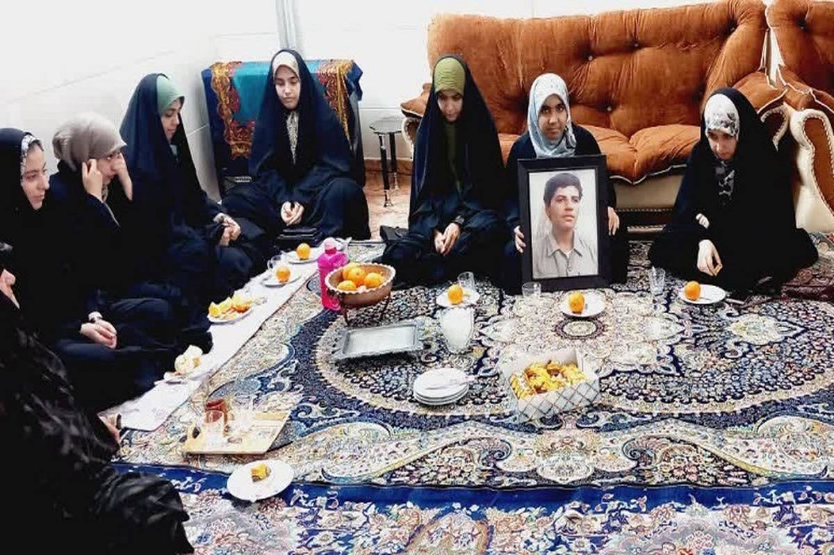 دیدار اعضای گروه جهادی فرهنگی «دختی نو» با مادر شهید معصومی
