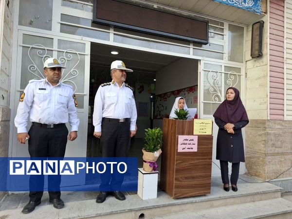 بازدید ماموران نیروی انتظامی در مدرسه 17شهریور بجنورد