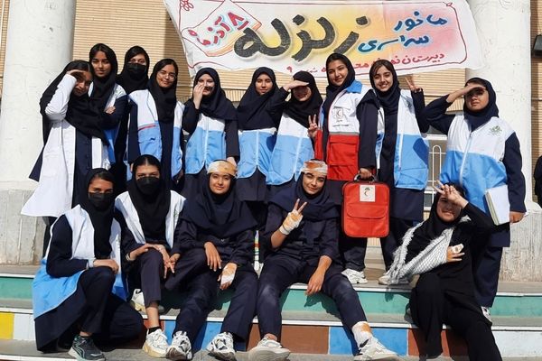 آمادگی در برابر بحران؛ مانور زلزله در دبیرستان نمونه محمودیه