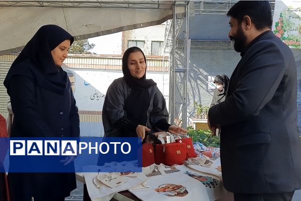 اولین نمایشگاه ماها در دبیرستان فرزانگان ۲ دوره دوم ناحیه ۷ مشهد