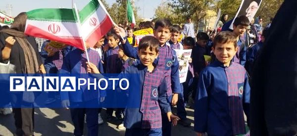 حضور نسل فهمیده ها در راهپیمایی 13 آبان 