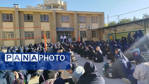 گرامیداشت هفته نیروی انتظامی در دبیرستان دخترانه پیرایش یک
