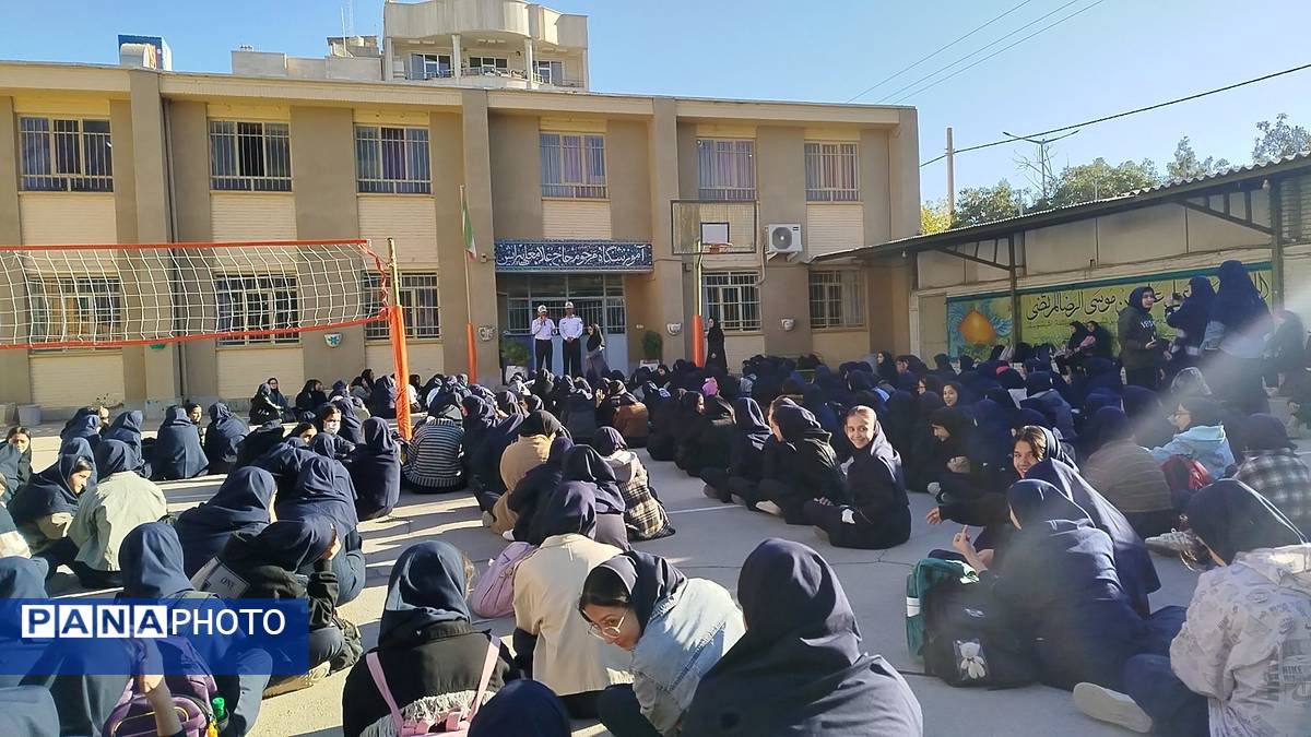 گرامیداشت هفته نیروی انتظامی در دبیرستان دخترانه پیرایش یک