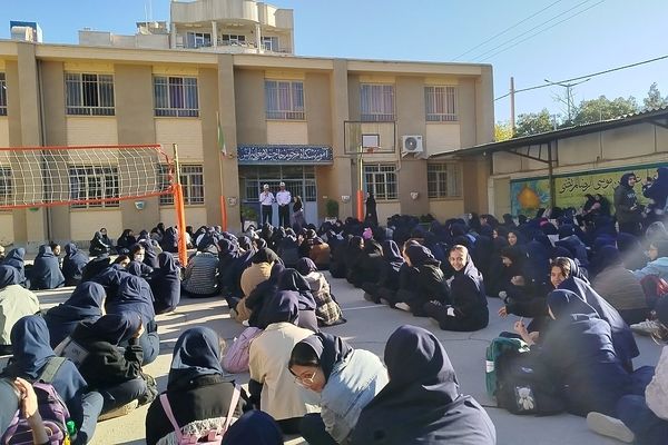 گرامیداشت هفته نیروی انتظامی در دبیرستان دخترانه پیرایش یک
