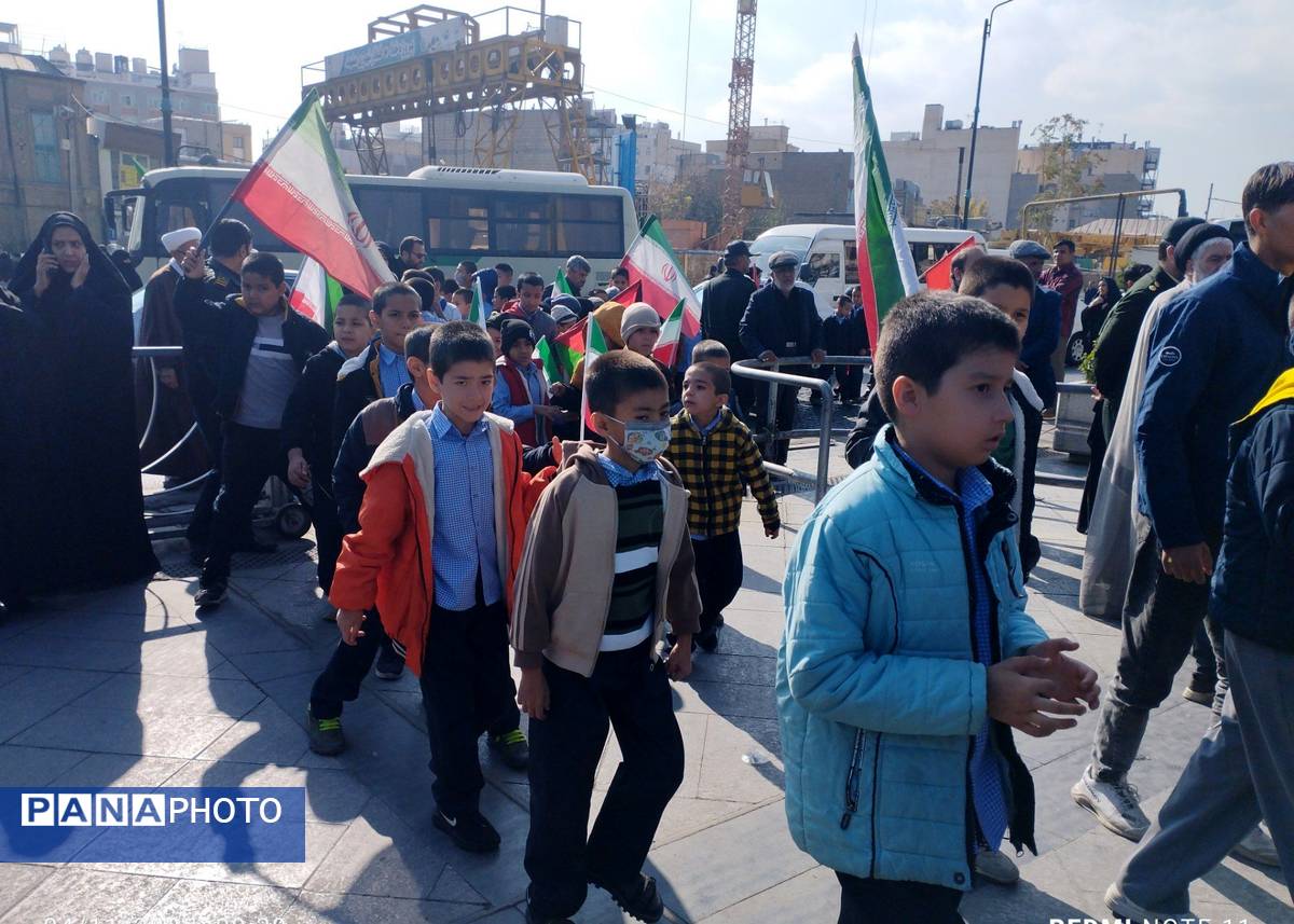 راهپیمایی ۱۳ آبان در میدان شهدا مشهد