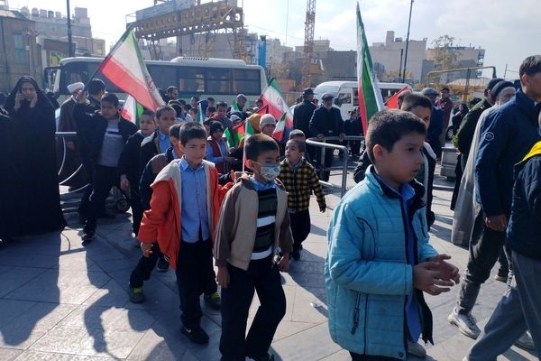 راهپیمایی ۱۳ آبان در میدان شهدا مشهد