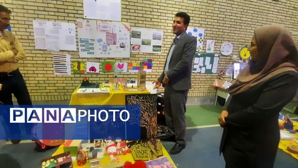 بازدید مدیر آموزش و ‌پرورش حاجی‌آباد از نمایشگاه خلاقیت‌های دانش‌آموزی دبستان استقلال  