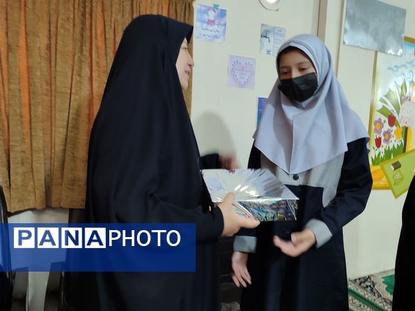 تقدیر از دانش آموزان فعال و تکریم همسر و فرزندان شهدای دبستان شاهد حاج تقی آقا بزرگ مشهد