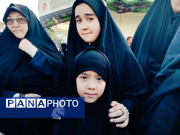 راهپیمایی خانوادگی گرامیداشت روز عفاف و حجاب در میدان شهدا مشهد 