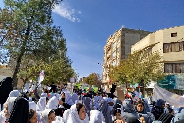 حضور دانش آموزان و مسئولین فاروجی در راهپیمایی روز دانش آموز 