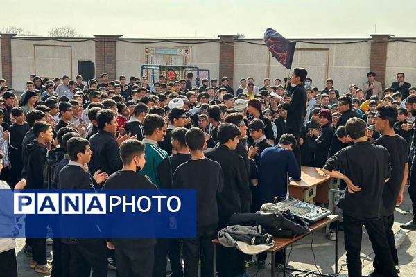  سوگواری نوجوانان برای مادر مهربانی‌ها