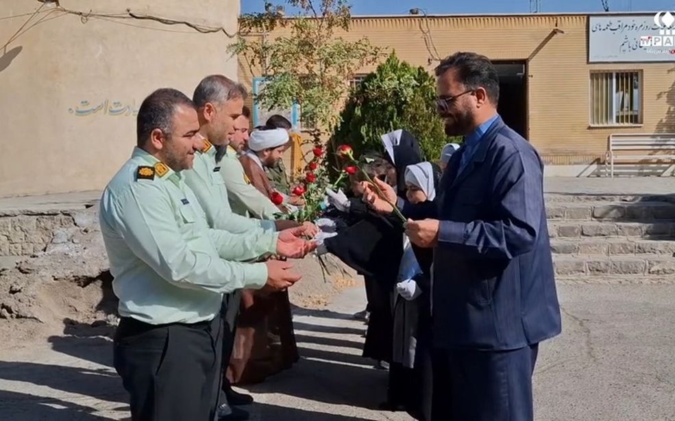 قدردانی دانش آموزان کهک از کارکنان نیروی انتظامی 