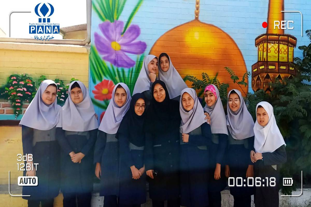عکس یادگاری دانش آموزان کلاس پنجم دبستان نیایش۲ 