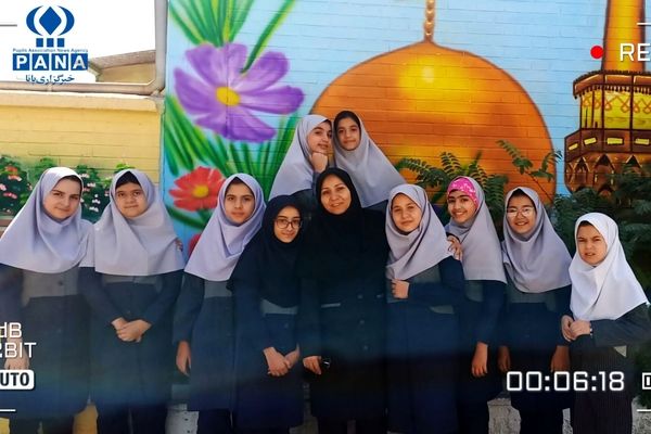 عکس یادگاری دانش آموزان کلاس پنجم دبستان نیایش۲ 