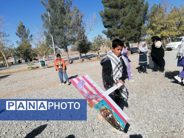 گرامیداشت ۱۳ آبان ماه ویژه دانش آموزان مدرسه تکتم خلیل آباد