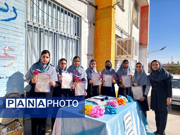  تجلیل از همیاران مشاور دبیرستان نمونه دولتی مهرورزان