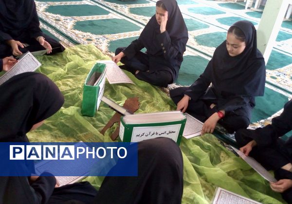 محفل انس با قرآن در دبیرستان فاطمیه 