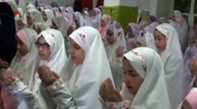  آغاز نماز جماعت در دبستان حاج رحیم خالصی با شروع سال تحصیلی 