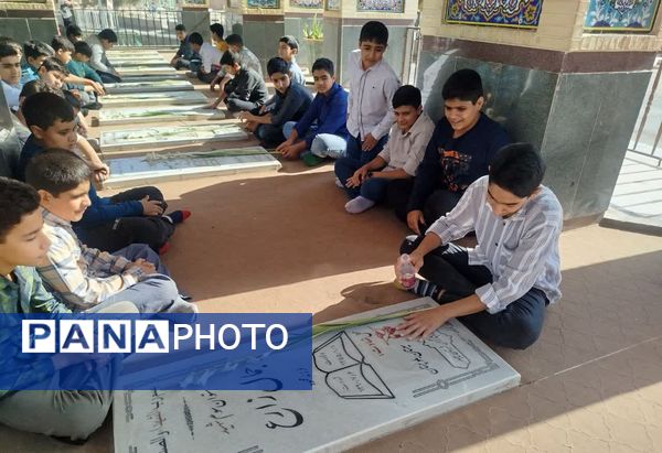 ادای احترام دانش‌آموزان میبدی به شهدای جنگ تحمیلی 