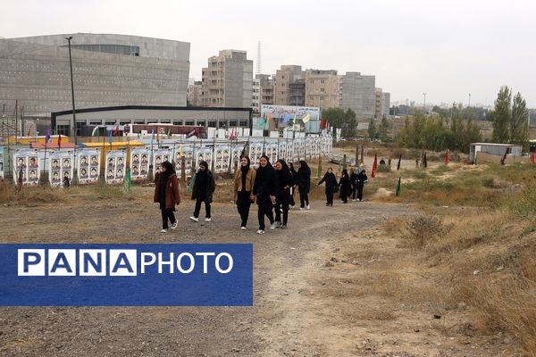 بازدید دانش آموزان و دانشجو معلمان اردبیلی از نمایشگاه هفته دفاع مقدس 