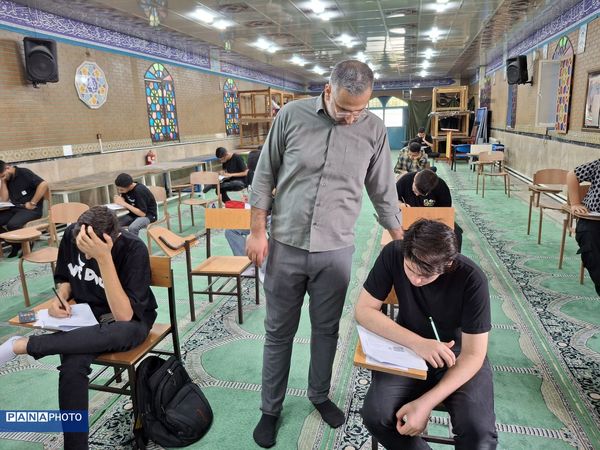 برگزاری آزمون میان پایه دبیرستان نمونه دولتی ۱۷ شهریور