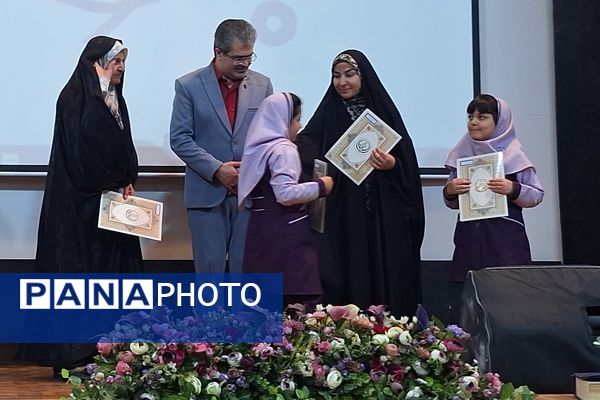 تجلیل از برگزیدگان جشنواره بزرگ جوانه در مجتمع آموزشی و فرهنگی علوم پزشکی شیراز 