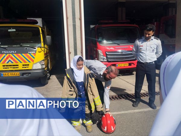 تقدیر دانش آموزان دبستان سرای دانش از قهرمانان بی ادعا در روز آتش نشانی