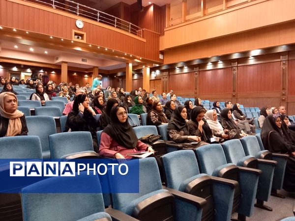 اولین مجمع عمومی انجمن اولیا ومربیان دبیرستان آرمینه مصلی نژاد ناحیه ۶