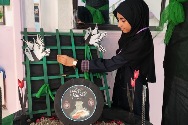 نمک‌گیر سفره مادر هستیم