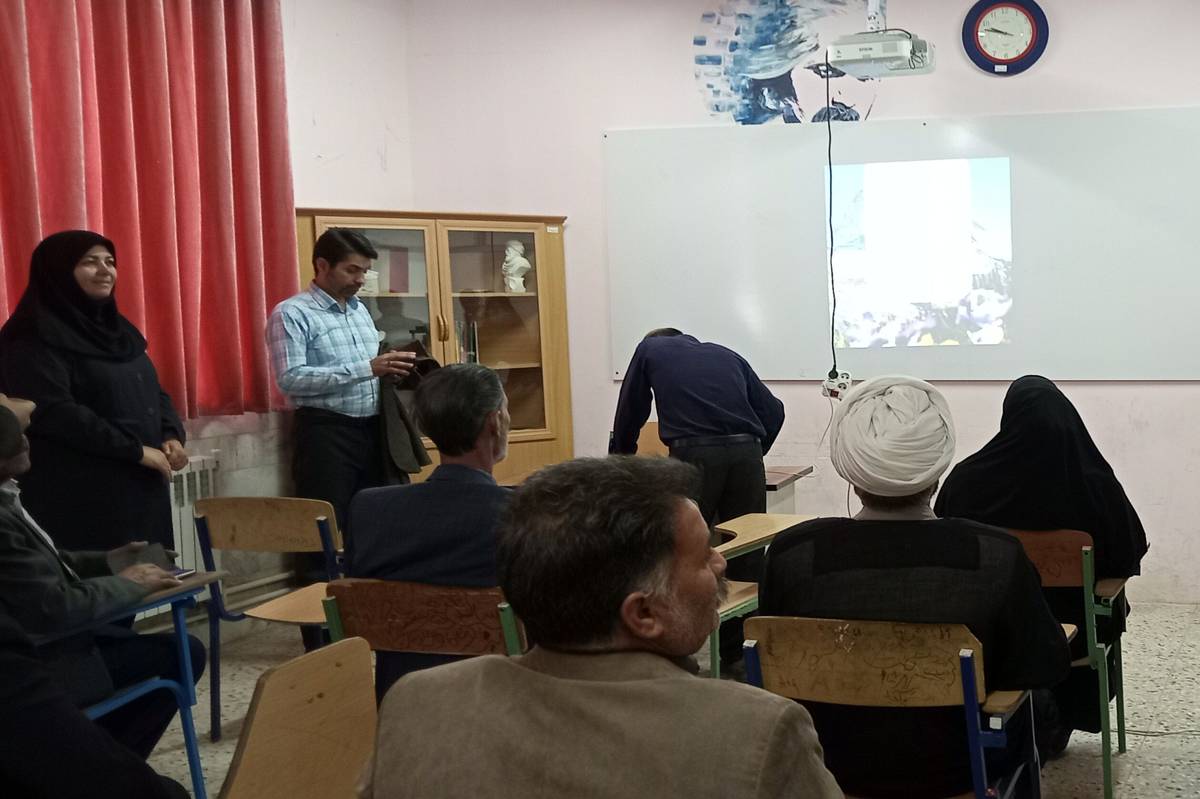 کلاس های درسی دبیرستان حضرت سکینه (س) هوشمند سازی شد