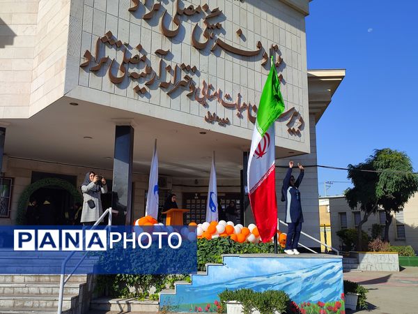 آیین نواختن زنگ نماز  باشعار «مِهربامُهر» در دبیرستان دوره اول آرمینه مصلی‌نژاد