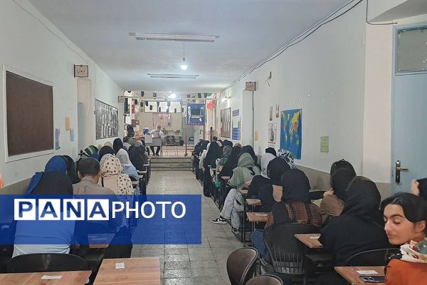 جلسه توجیهی هدایت تحصیلی با حضور مشاورین تحصیلی در دبیرستان فرزانگان شهرستان قدس