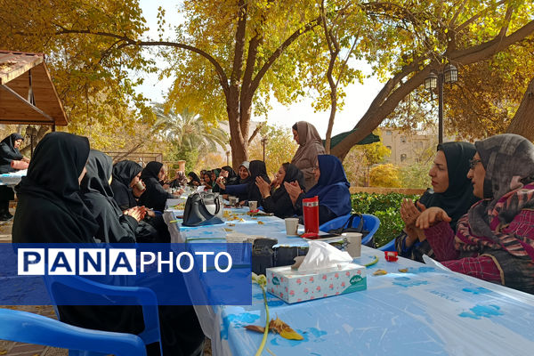 محفل صمیمی کارکنان اداری ناحیه ۴ شیراز به مناسبت روز زن