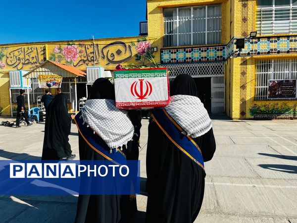 استقبال دانش‌آموزان‌ دبیرستان شاهد ریحانه‌النبی گناباد از پیکر مطهر شهید گمنام