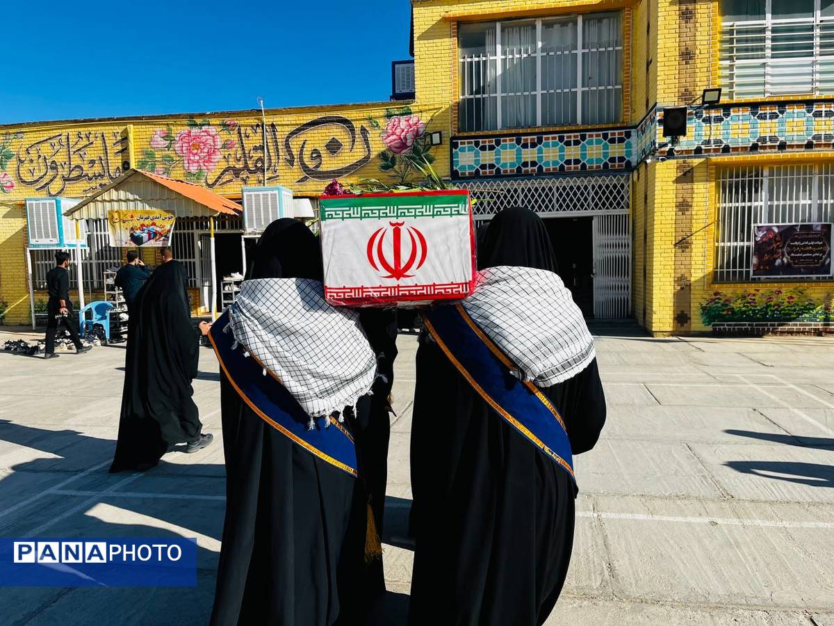 استقبال دانش‌آموزان‌ دبیرستان شاهد ریحانه‌النبی گناباد از پیکر مطهر شهید گمنام