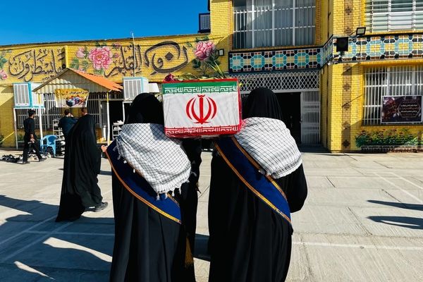 استقبال دانش‌آموزان‌ دبیرستان شاهد ریحانه‌النبی گناباد از پیکر مطهر شهید گمنام