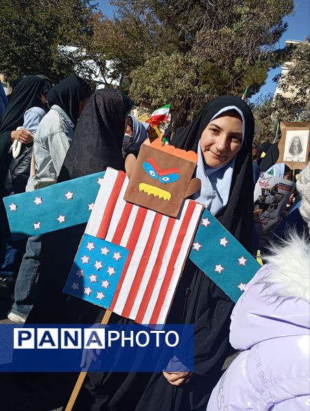 حضور پرشور دانش‌آموزان در راهپیمایی روز ۱۳ آبان