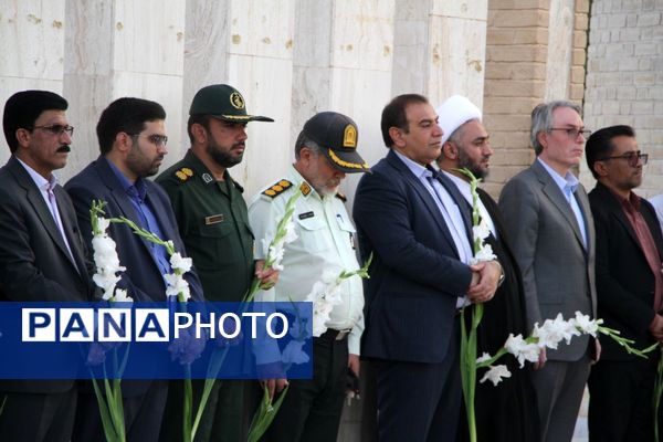آیین غبارروبی گلزار شهدای بهشت زهرا شهرستان بم به‌مناسبت هفته دولت