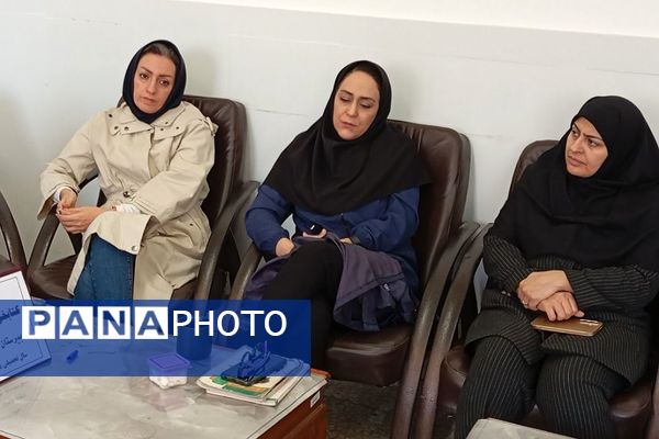 نشست کتابخوان مدرسه‌ای در دبیرستان دخترانه جوادالائمه بهارستان‌دو