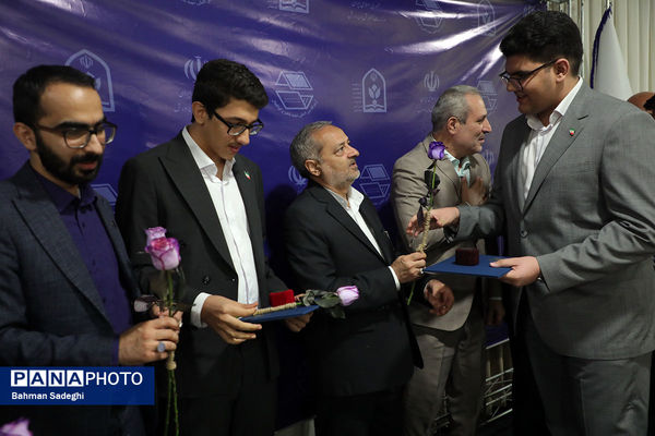 نشست صمیمی وزیر آموزش و پرورش با مدال آوران المپیادهای جهانی