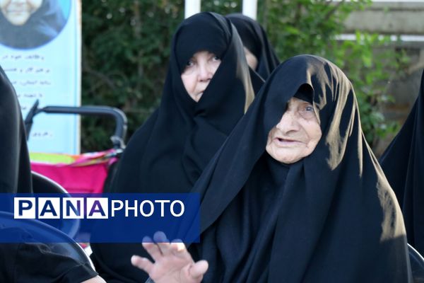 ادای احترام وزیر آموزش و پرورش و فرماندهان سپاه بر مزار سردار شهید کاظمی در بهشت رضا(ع)