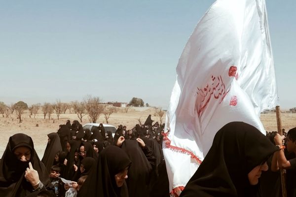 بازماندگان اربعین شهر نسر با راهپیمایی باشکوه یاد شهدای کربلا را گرامی داشتند
