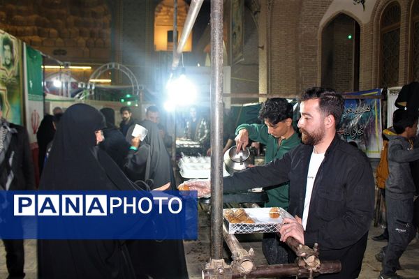 استقبال نوجوانان از غرفه‌های یادواره شهدای مسجد جامع قم