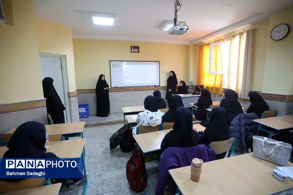 بازدید اصحاب رسانه از مدارس استعدادهای درخشان شهر تهران