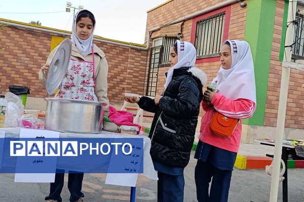 برپایی بازارچه کسب‌و‌کار در مدرسه شهدای پانزده خرداد قرچک
