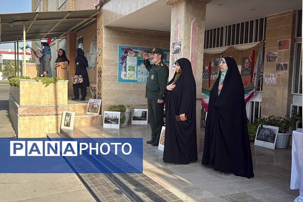 تقدیر از خانواده شهید خلبان علی بلورخانی در دبیرستان استعدادهای درخشان فرزانگان شهریار 