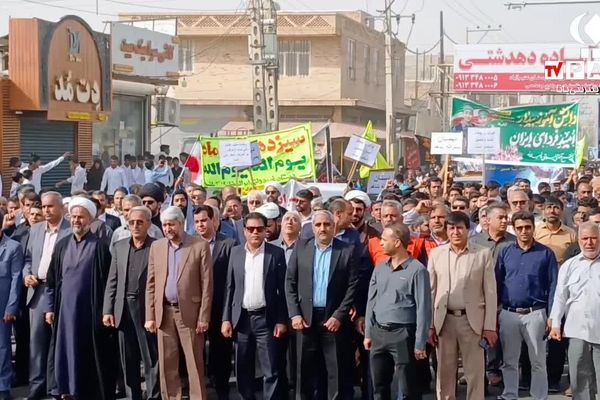 طنین گام‌های استوار دانش‌آموزان شهرستان عنبرآباد در ۱۳ آبان