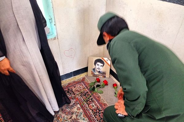 مسئولین کاشمر، غبار از مزار شهید خبرنگار برداشتند
