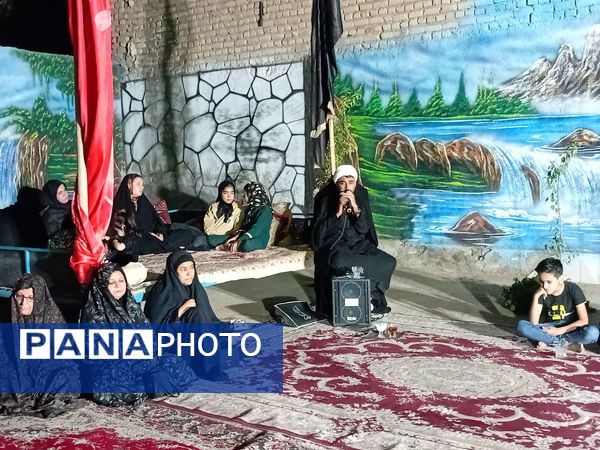 مراسم عزاداری ماه صفر در روستای نقاب در هنگام قطع برق